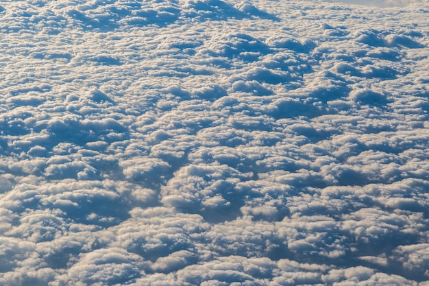 Nubes mullidas vista desde el avión para blackground