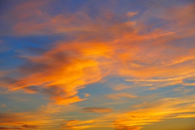 Nubes naranjas al atardecer en un cielo azul