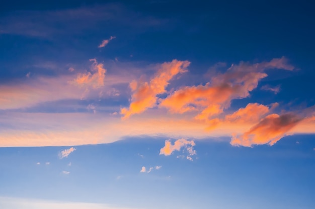 Nubes naranjas en un cielo azul al atardecer o al amanecer