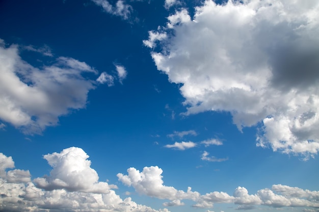 Nubes naturales en el cielo Vista meteorológica estacional