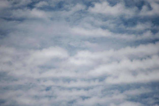 Nubes en la naturaleza del cielo azul con papel tapiz de fondo espacial