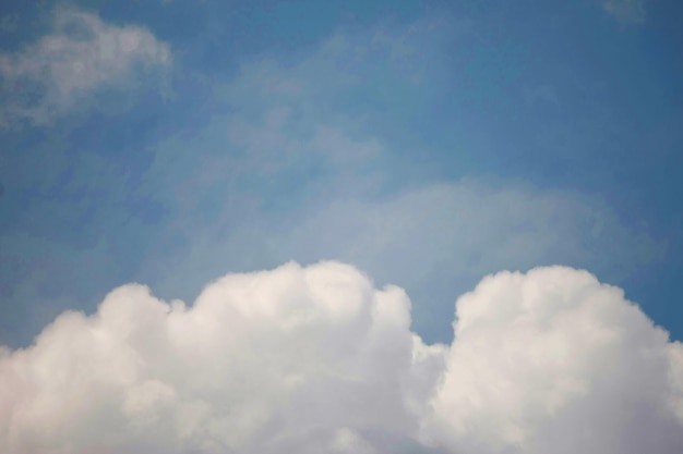 Nubes en la naturaleza del cielo azul con papel tapiz de fondo espacial