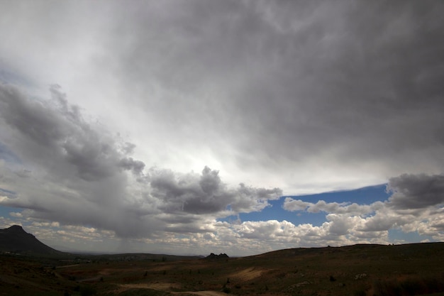 Nubes y naturaleza en el cielo azul.