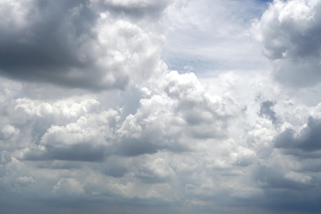 Nubes Nimbus en los fondos del cielo