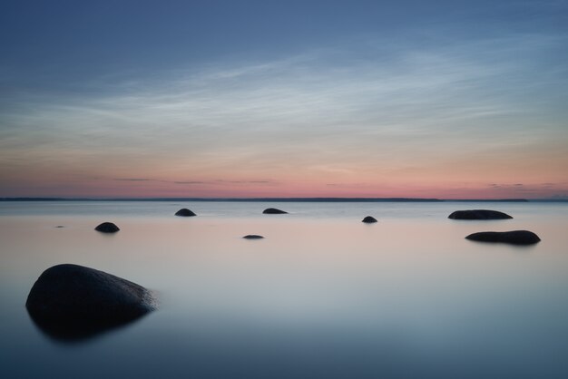 Nubes noctilucentes sobre el Golfo de Finlandia. Exposición prolongada.