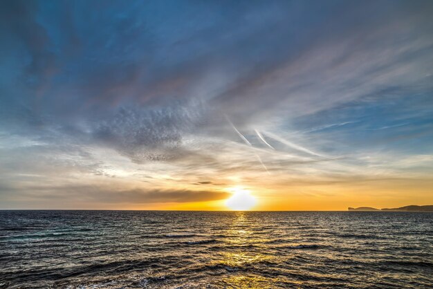 Nubes oscuras al atardecer sobre Alghero, Cerdeña