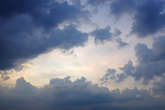 Nubes oscuras antes de la lluvia en el cielo azul