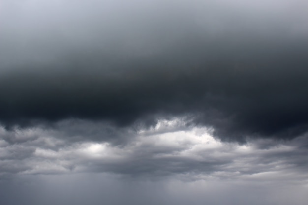 Foto nubes oscuras antes de la lluvia cubrieron todo el cielo