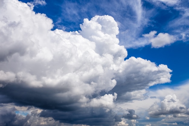 Foto nubes oscuras antes de una tormenta eléctrica.