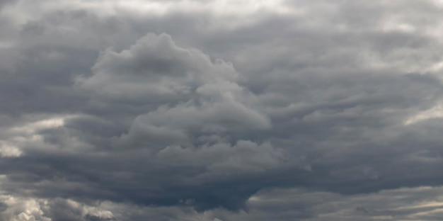 Nubes oscuras antes de una tormenta Tormenta de pronóstico del tiempo