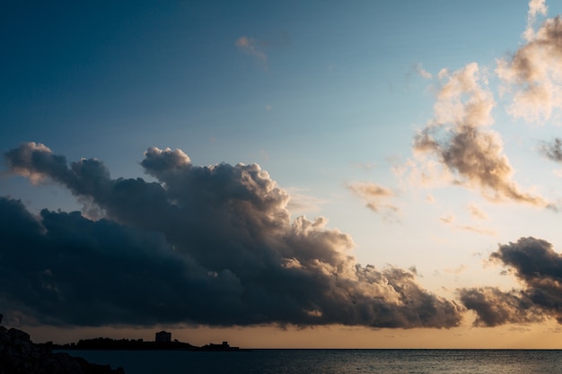 Las nubes oscuras avanzan en el cielo sobre el mar cerca del fuerte de arza en montenegro