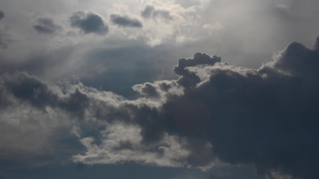 Nubes oscuras con cielo azul por la tarde después de la lluvia