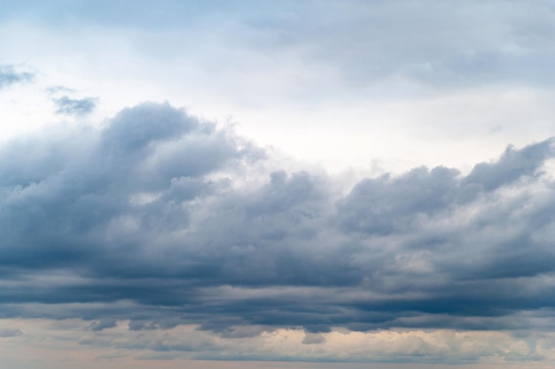 Nubes oscuras. Cielo lluvioso nublado por la tarde. Fondo natural para la creatividad y el diseño.