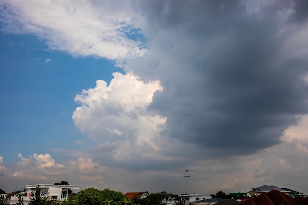 Las nubes oscuras del cielo en la temporada de lluvias