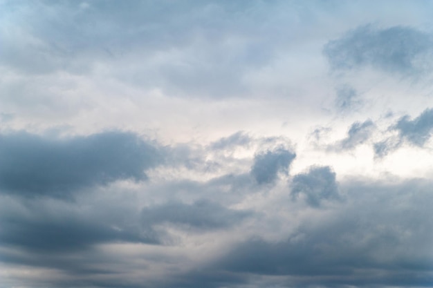 Nubes oscuras. Cielo ventoso lluvioso nublado por la tarde. Fondo natural para la creatividad y el diseño.