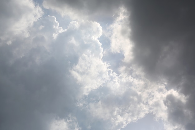 Nubes oscuras en el cielo