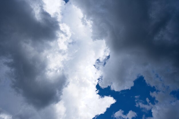 Nubes oscuras contra el fondo del cielo azul