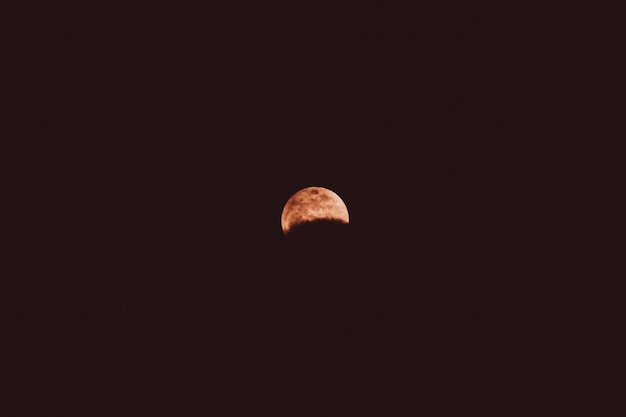 Nubes oscuras cubren una luna llena y redonda en el cielo nocturno