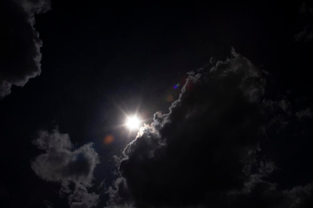 Nubes oscuras en el fondo de la naturaleza del cielo