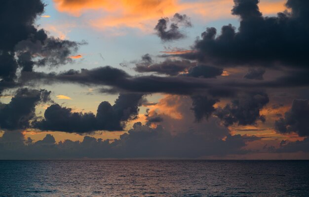 Nubes oscuras fondo de tormentas nubes oscuras dramáticas cielo oscuro cielo tropical nublado al atardecer mar