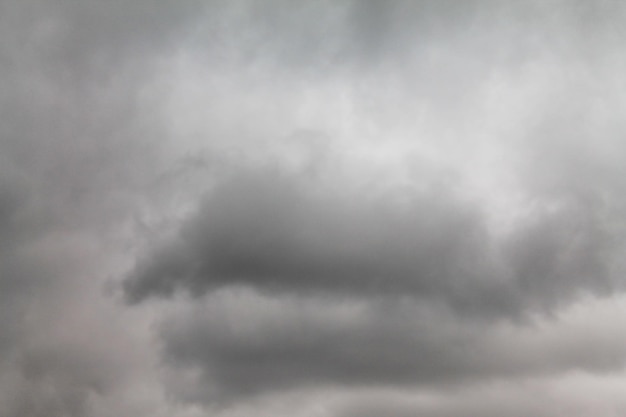 Nubes oscuras y frías nublaron el cielo Fondo de pantalla para diseñadores