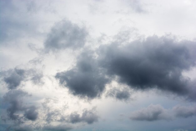 Nubes oscuras y grises encontradas en el cielo.