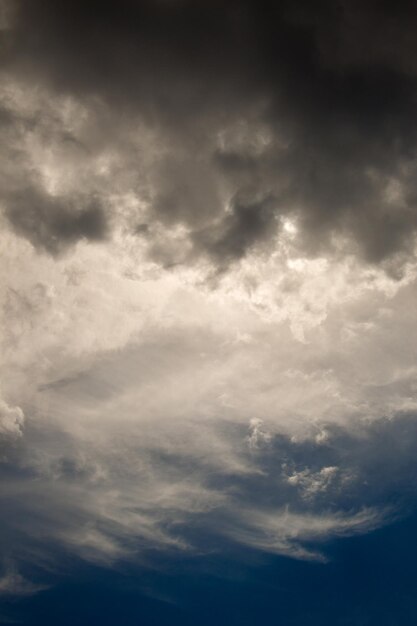 Nubes oscuras y grises encontradas en el cielo.