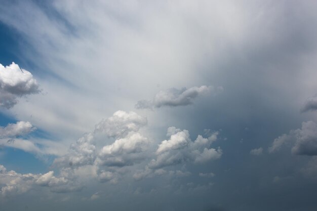 Nubes oscuras y grises se encuentran en el cielo