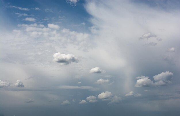 Nubes oscuras y grises se encuentran en el cielo