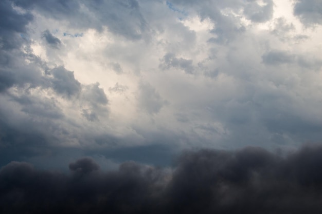 Las nubes oscuras y grises están en el cielo