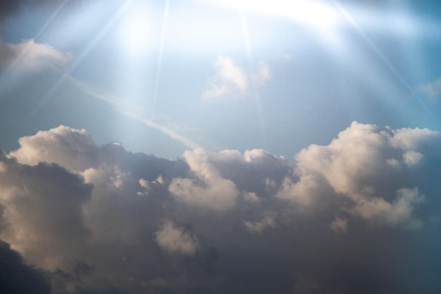 Nubes oscuras y grises están en el cielo.