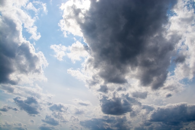 Nubes oscuras en un primer plano de cielo azul.