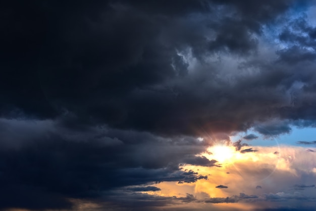 nubes oscuras que cubren el sol moviéndose por la tarde