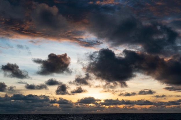 Nubes oscuras sobre el mar al atardecer Paisaje dramático de tormenta con nubes de construcción Cielo oscuro lluvioso natural Increíble para el fondo de composición de la naturaleza