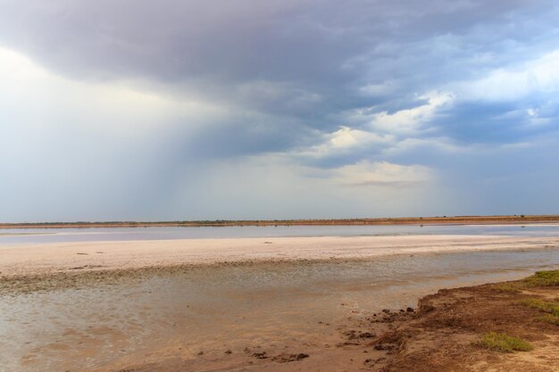 Nubes oscuras de tormenta sobre un lago salado antes de una lluvia