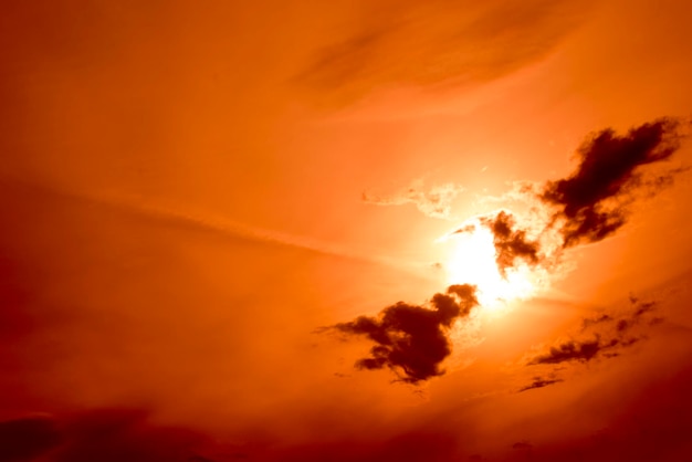 Las nubes oscurecieron el sol en el cielo