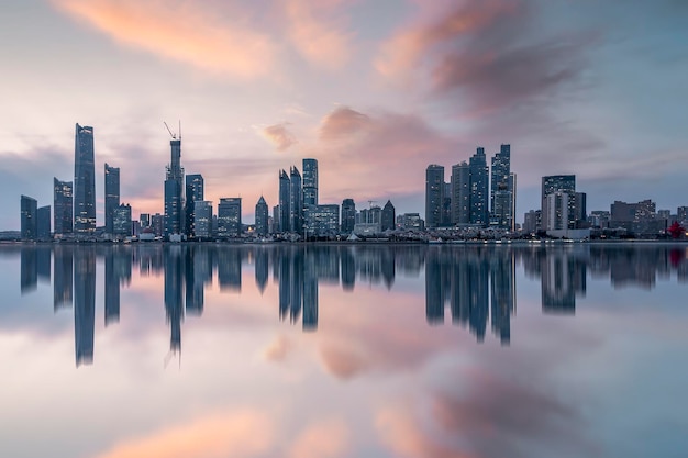 Nubes del paisaje y del cielo de los edificios de la costa de la ciudad de Qingdao