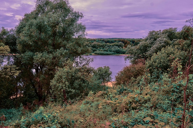 Nubes y paisaje de río de otoño