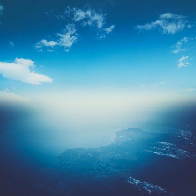 Nubes en el panorama de la atmósfera del cielo