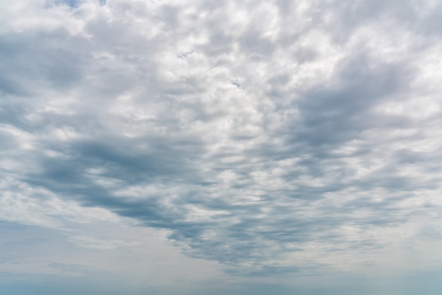 Nubes en el panorama del cielo azul