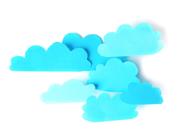 Nubes de papel azul aisladas en el concepto de computación en nube blanca