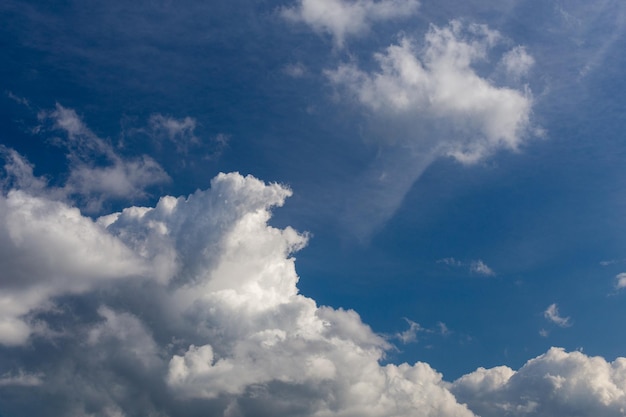 Nubes de primavera regulares en el cielo azul a la luz del día Primer plano con teleobjetivo y filtro polarizador