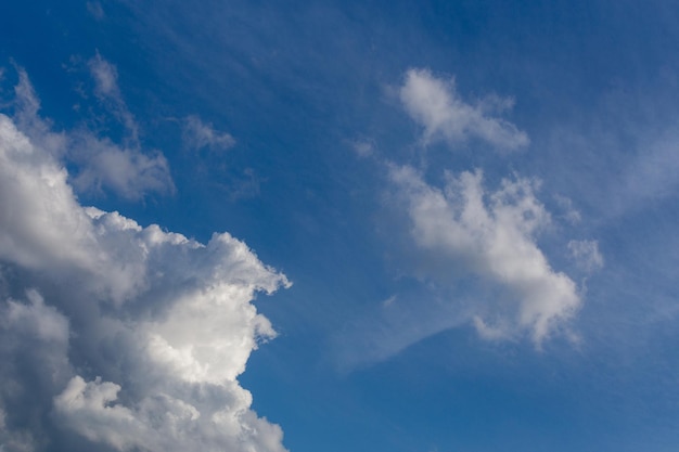 Nubes de primavera regulares en el cielo azul a la luz del día Primer plano con teleobjetivo y filtro polarizador