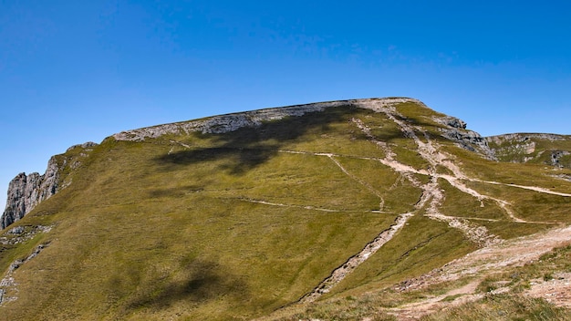 Las nubes proyectan sombra en los senderos de las colinas