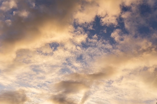 Foto nubes de puesta de sol de color dorado brillante en un hermoso cielo