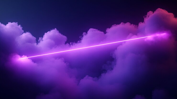 Nubes púrpuras vibrantes iluminadas por un rayo láser brillante en un colorido cielo nocturno