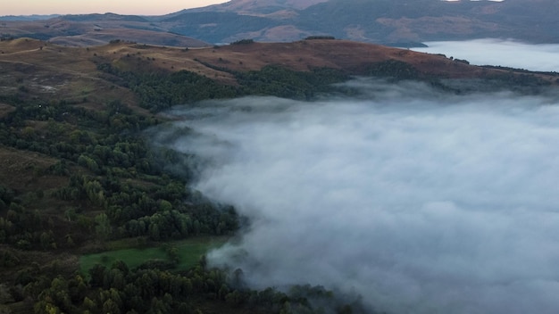 Nubes que cubren bosques y colinas en Rumania