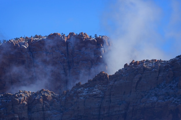 Nubes que se levantan de los acantilados del desierto después de la tormenta