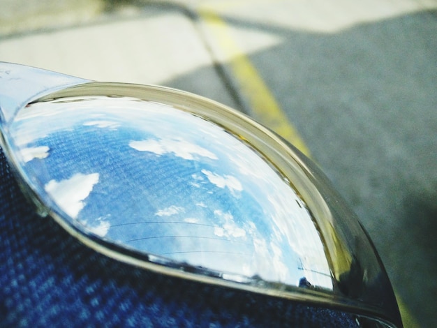 Foto nubes que se reflejan en las gafas de sol