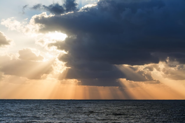 Nubes y rayos de sol al atardecer